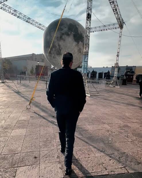 Kuri aplaude exposición de la luna en Querétaro