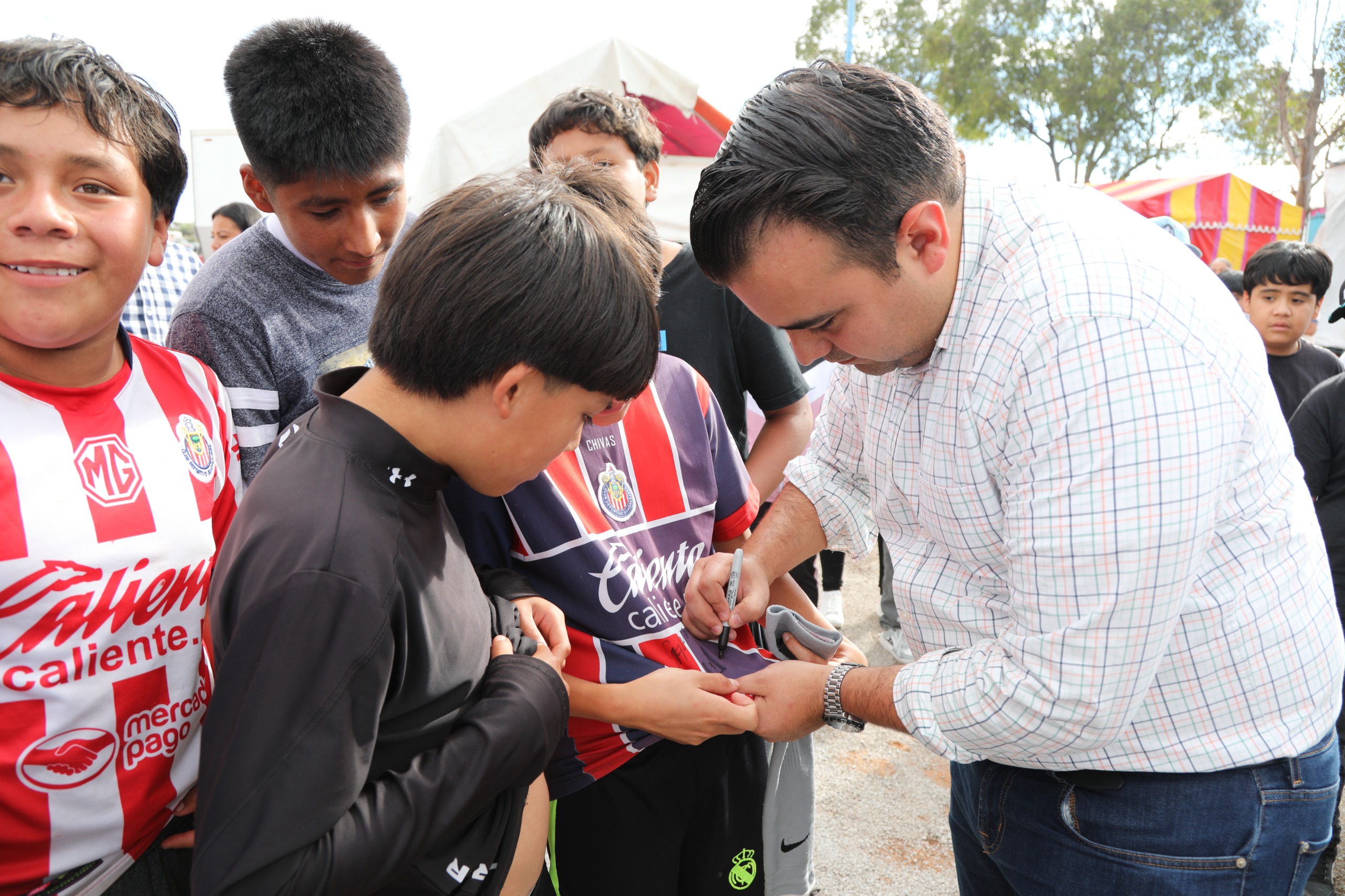 entrega de uniformes en colon