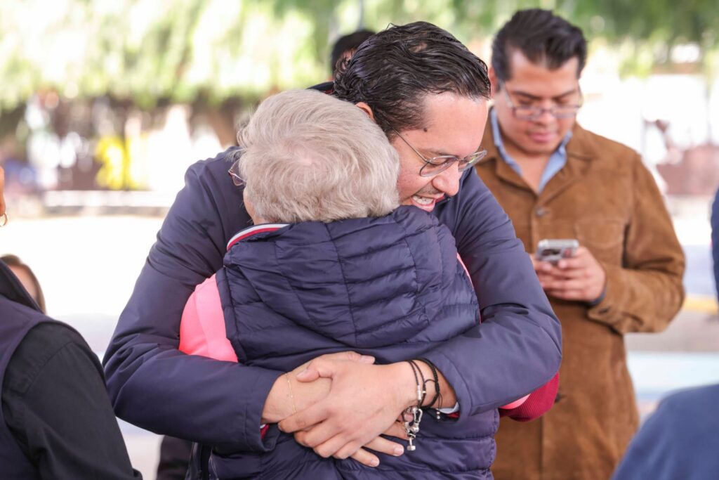 Chepe Guerrero con adultos mayores del DIF Municipal “Gacelas”