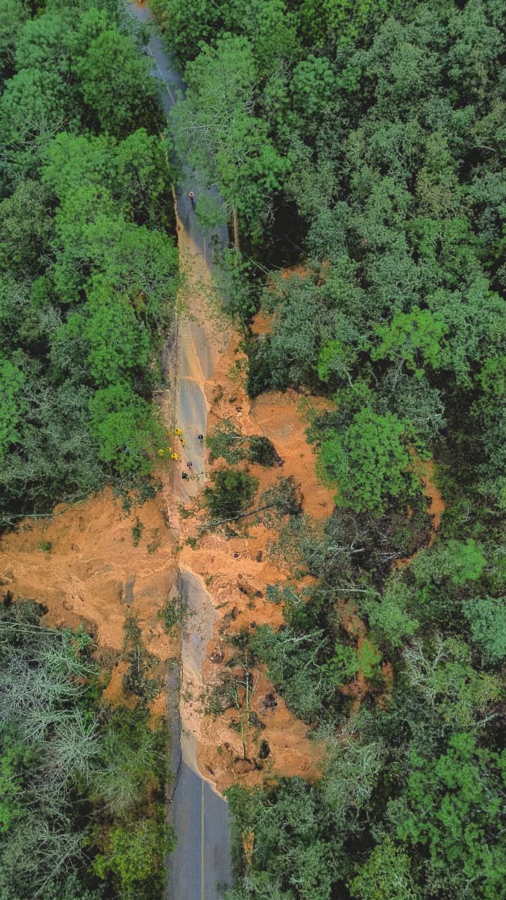AUTORIDADES ATIENDEN DESLAVES EN CARRETERAS DE LA SIERRA GORDA