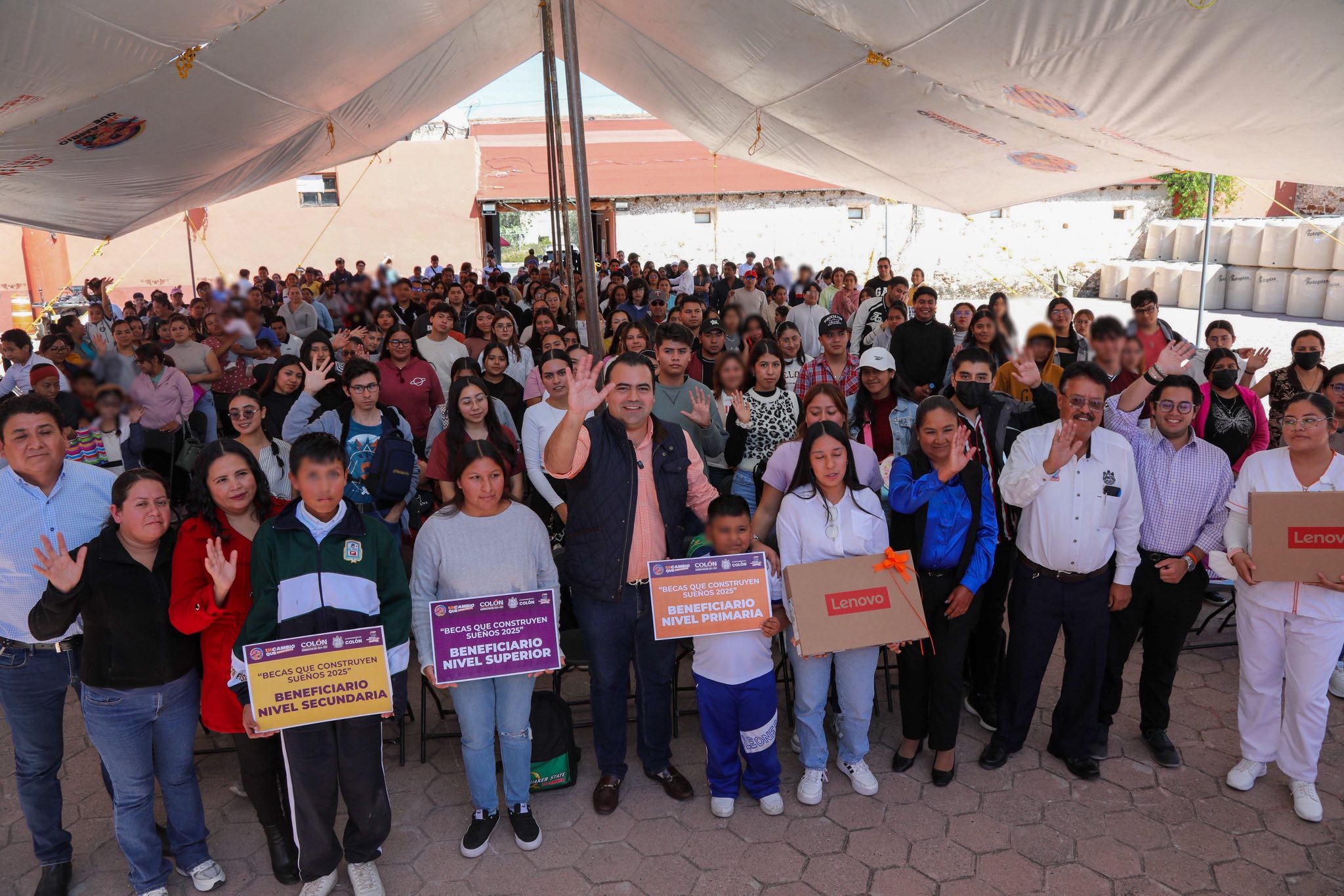 Colón Entrega Becas y Laptops a Estudiantes