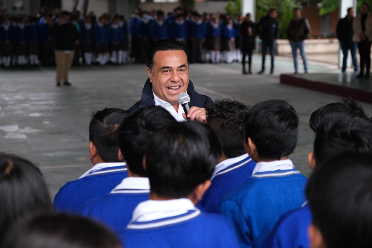 Luis Nava entrega aulas y mobiliario escolar en Pedro Escobedo