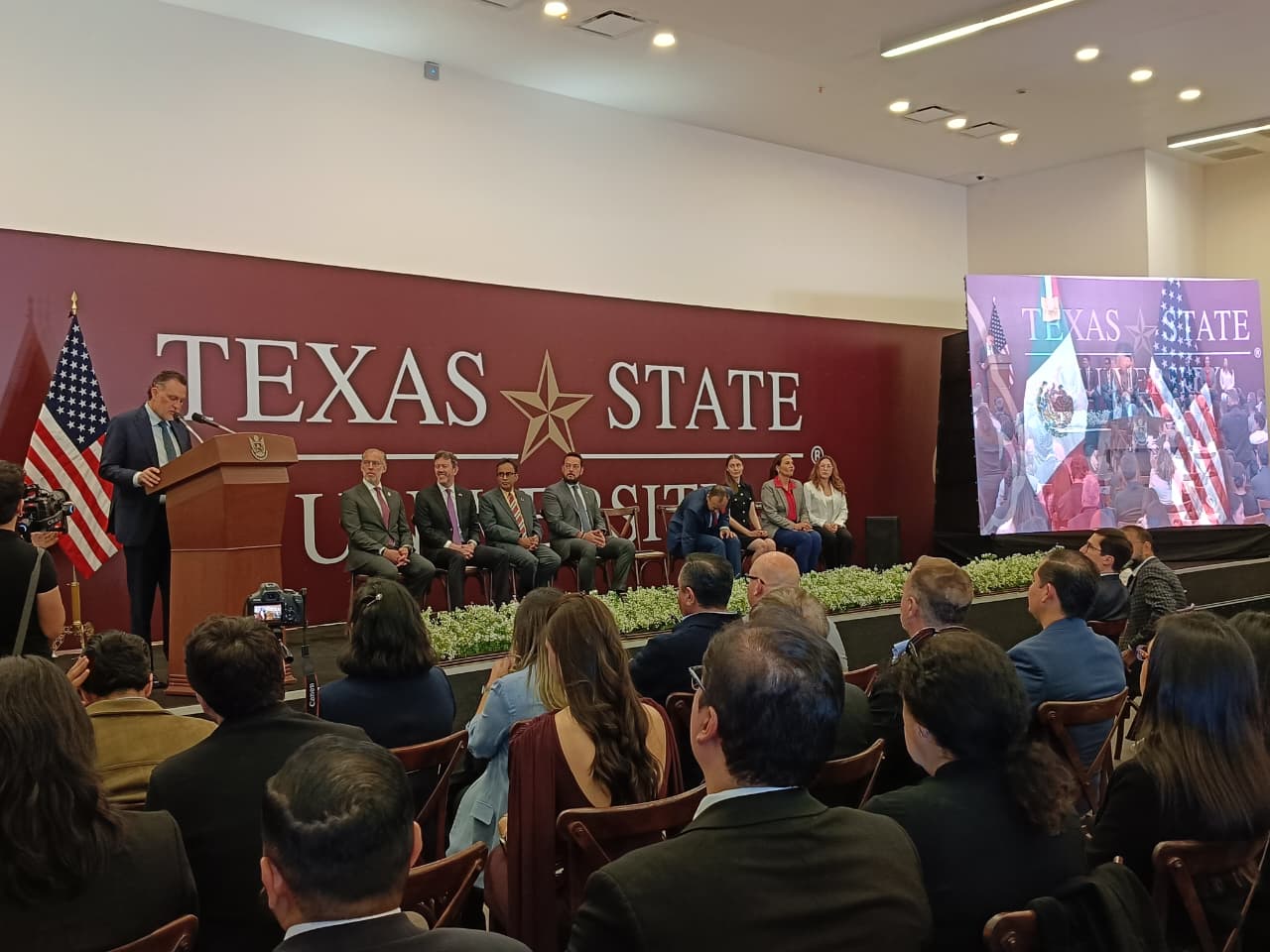 Kuri inaugura nuevo edificio de Texas State University México