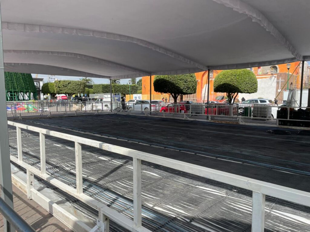 El Jardín Independencia será la sede de esta atractiva propuesta invernal que forma parte del Festival de la Alegría, y está lista para recibir a los patinadores desde este sábado. ❄️⛸️✨ #BitacoraDiario #FestivalDeLaAlegría #JardínIndependencia #PistaDeHielo #Navidad2025 #AmbienteFamiliar #Querétaro