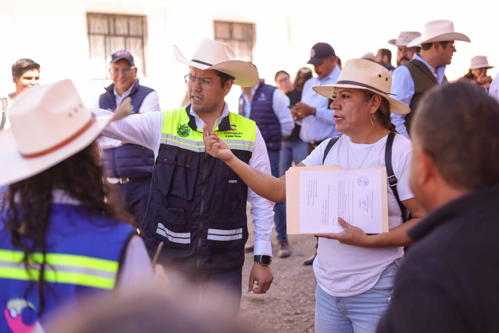 Alcalde de Corregidora supervisa obras en El Paraíso