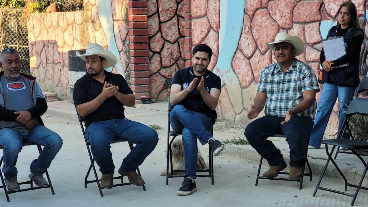 Agustín Dorantes apoyado por la gente de la Sierra