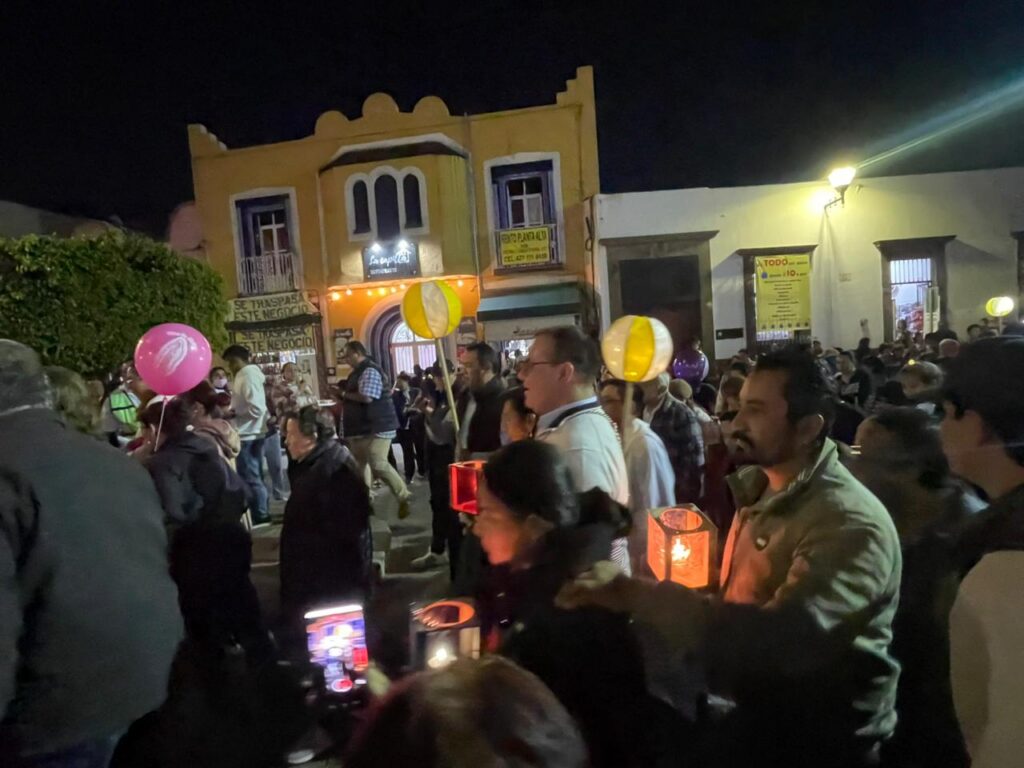Ocho mil farolitos iluminaron San Juan del Río