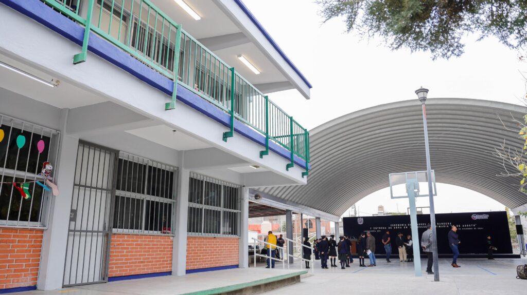 Chepe Guerrero entrega obras en la Primaria "18 de Agosto"