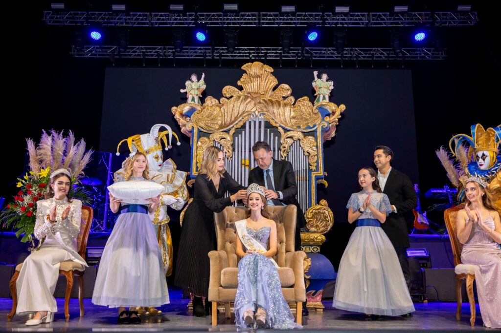 Gobernador corona a Fátima I como Reina de las Fiestas de Navidad 2025