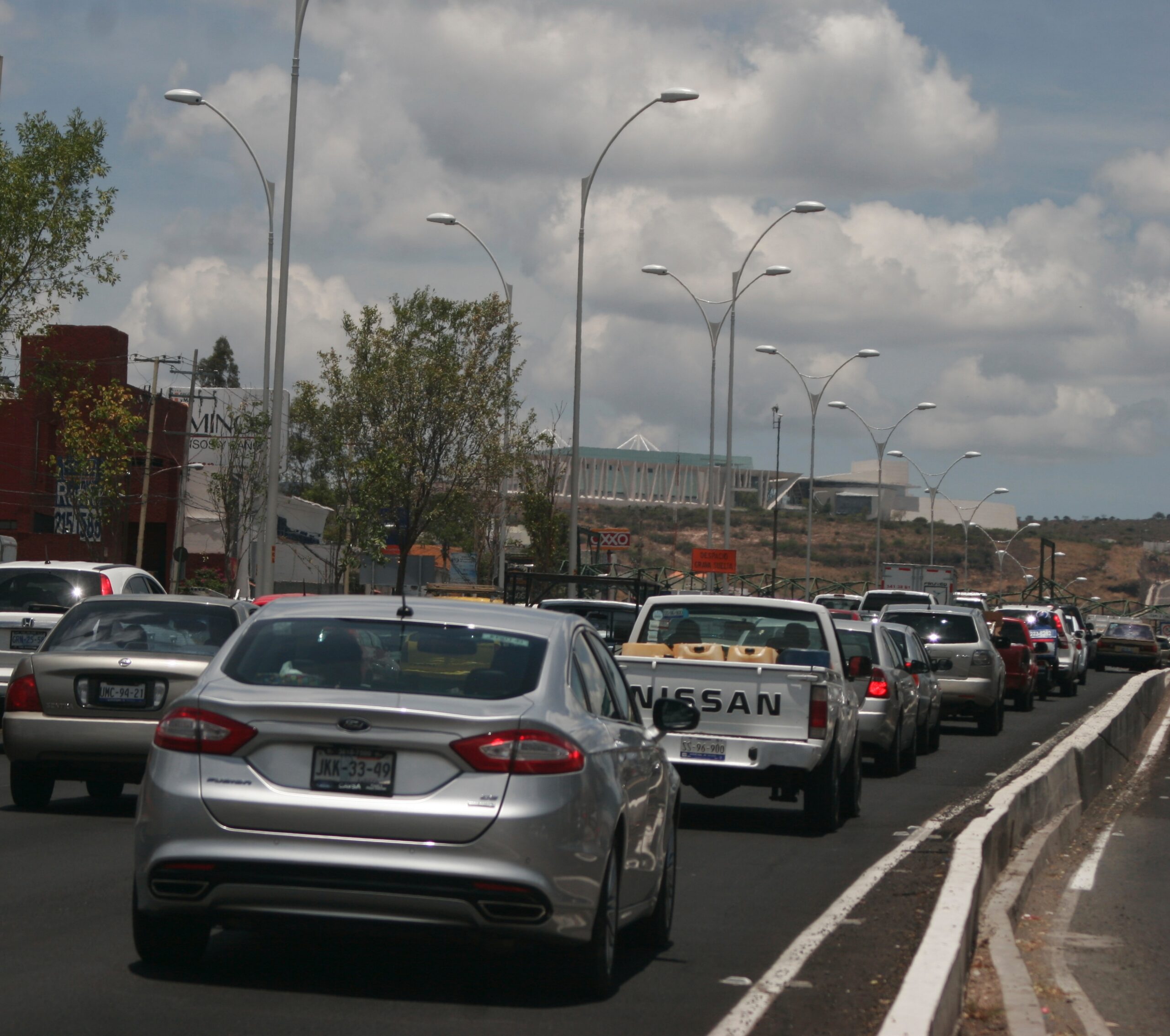 Prohíben vueltas continuas a la derecha para proteger peatones