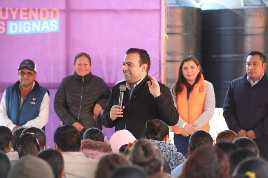 Colón entrega 500 tinacos a familias