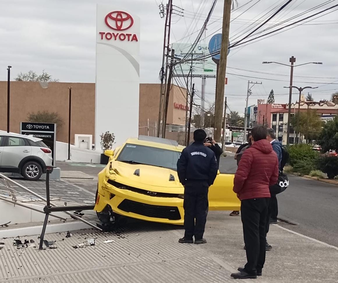 Aparatoso choque de un camaro tras presunto "arrancón" en SJR