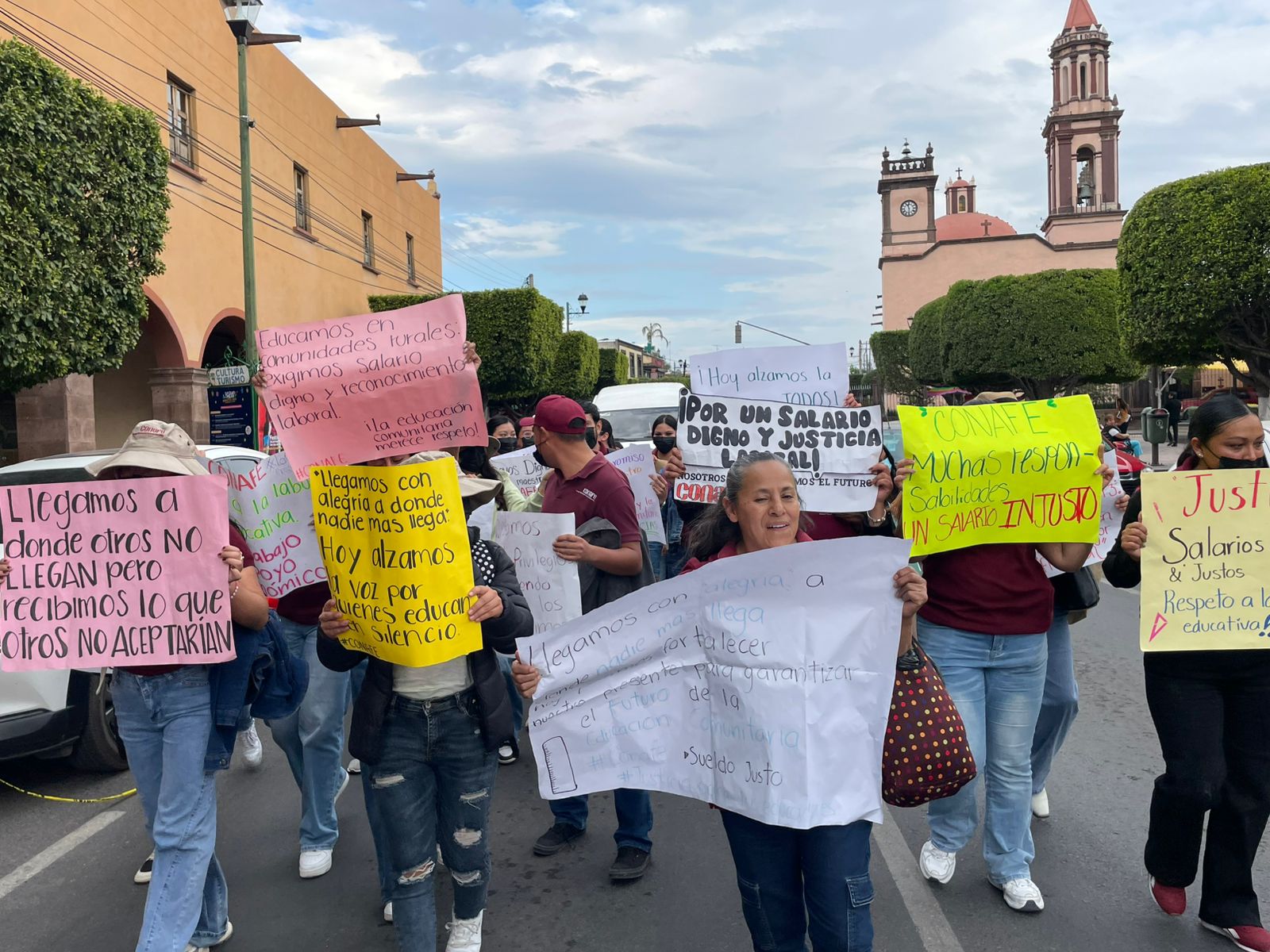 Educadores del CONAFE marchan para exigir mejoras laborales