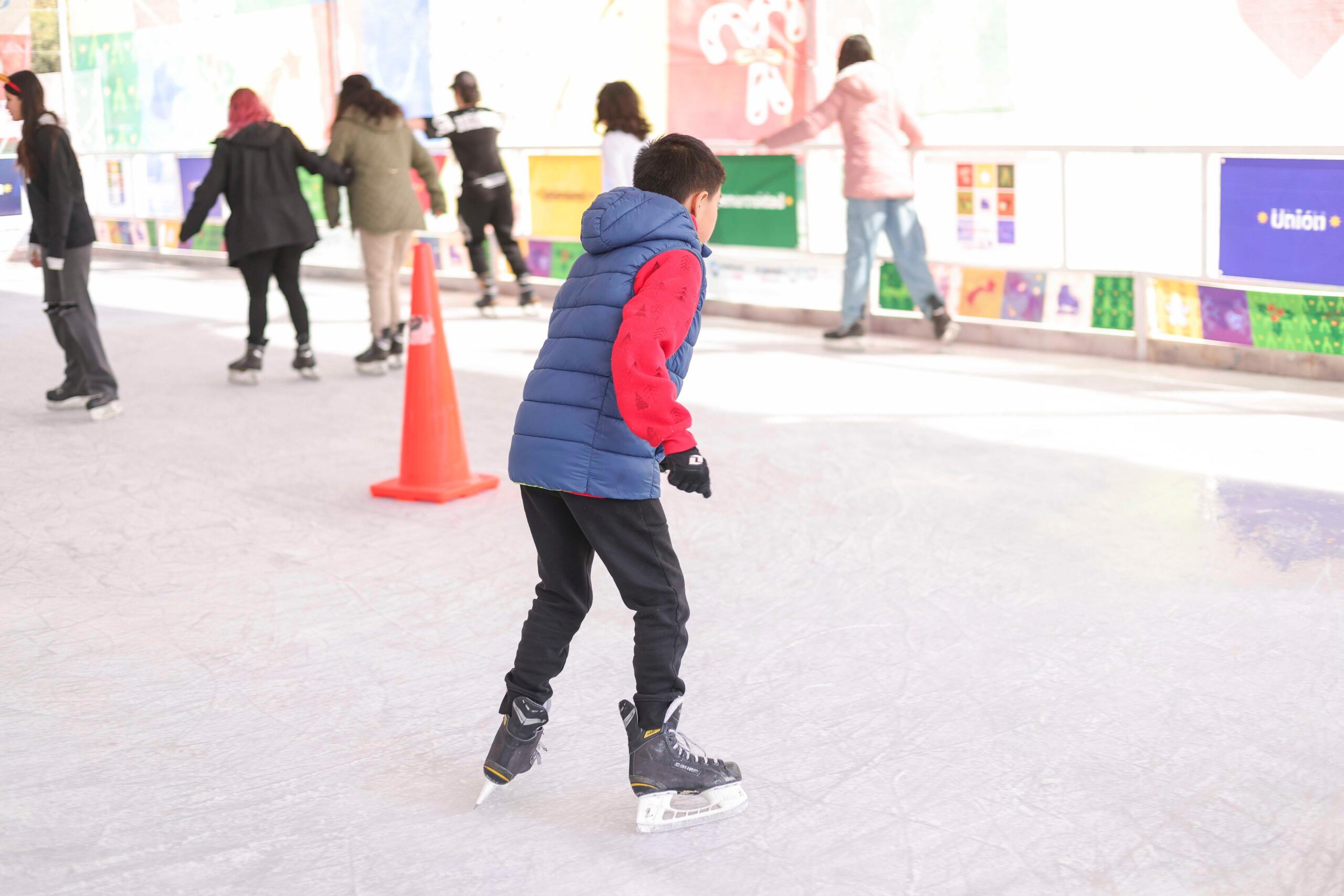 En Corregidora, la pista de hielo llenó de alegría a miles de familias