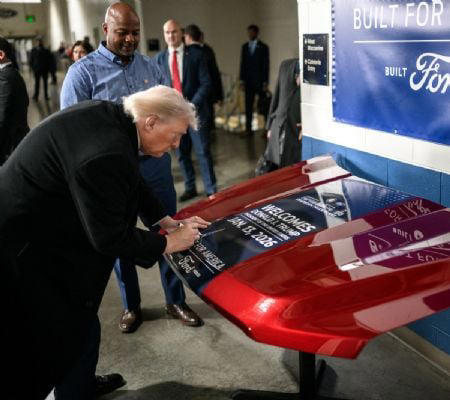 Trump califica al T-MEC de "irrelevante" y prioriza la producción interna de EE. UU