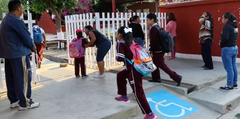 Más de 350 mil estudiantes regresan a clases hoy en Querétaro.