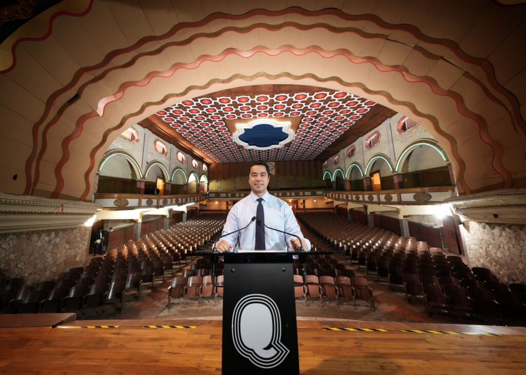 Tercera llamada resuena en el Teatro Hércules