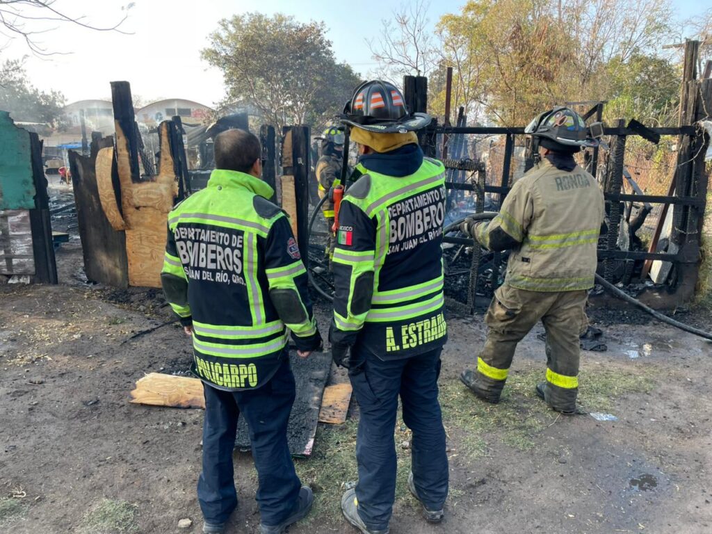 Incendio consume totalmente una vivienda en “Cartolandia”