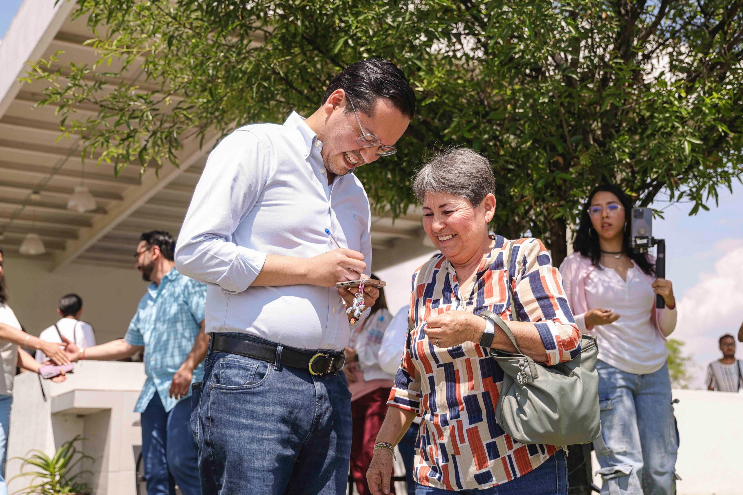 Chepe Guerrero con vecinos del fraccionamiento La Vida