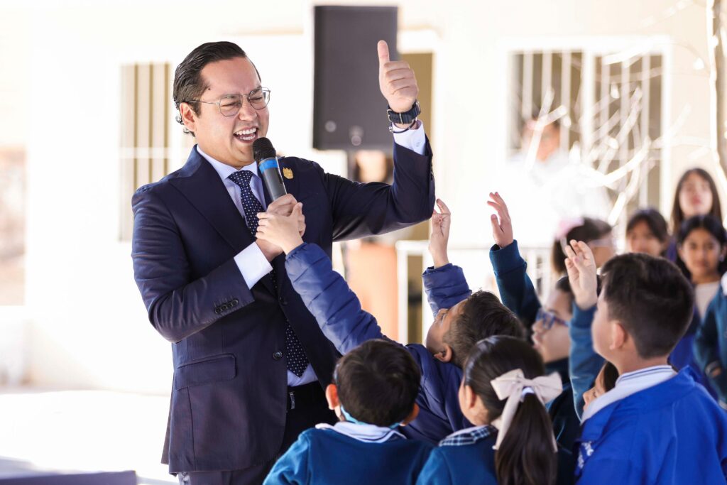 Entrega Chepe aula cocina en primaria Emiliano Zapata
