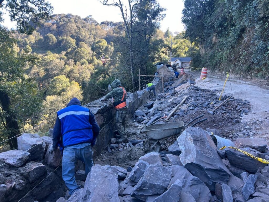 Sigue reconstrucción de caminos en la Sierra y Semidesierto