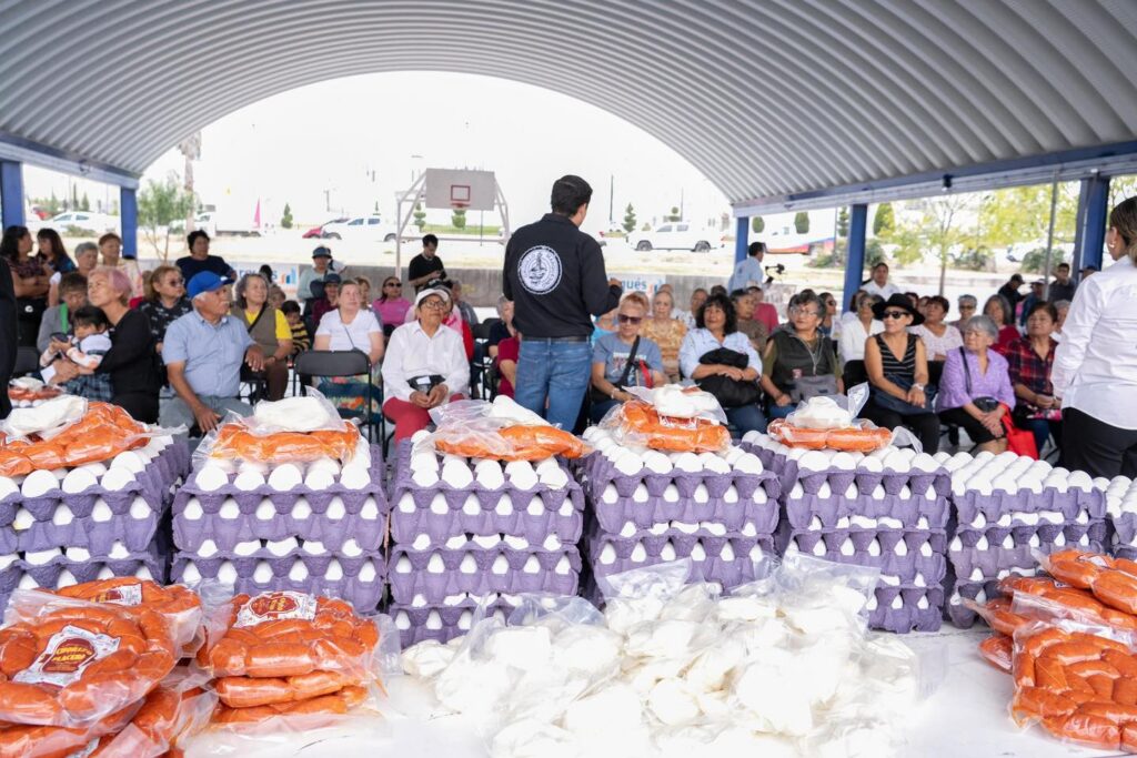 Entregan despensas a Adultos Mayores en El Marqués