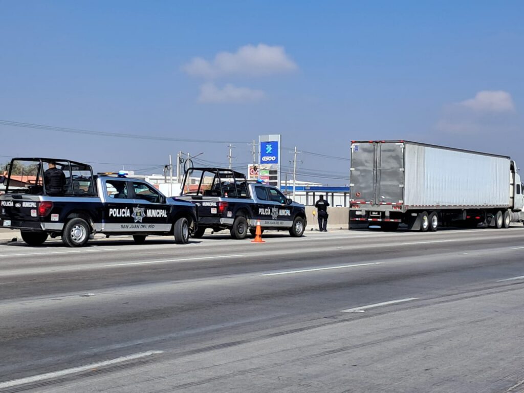 Recuperan tractocamión con mercancía en San Juan del Río
