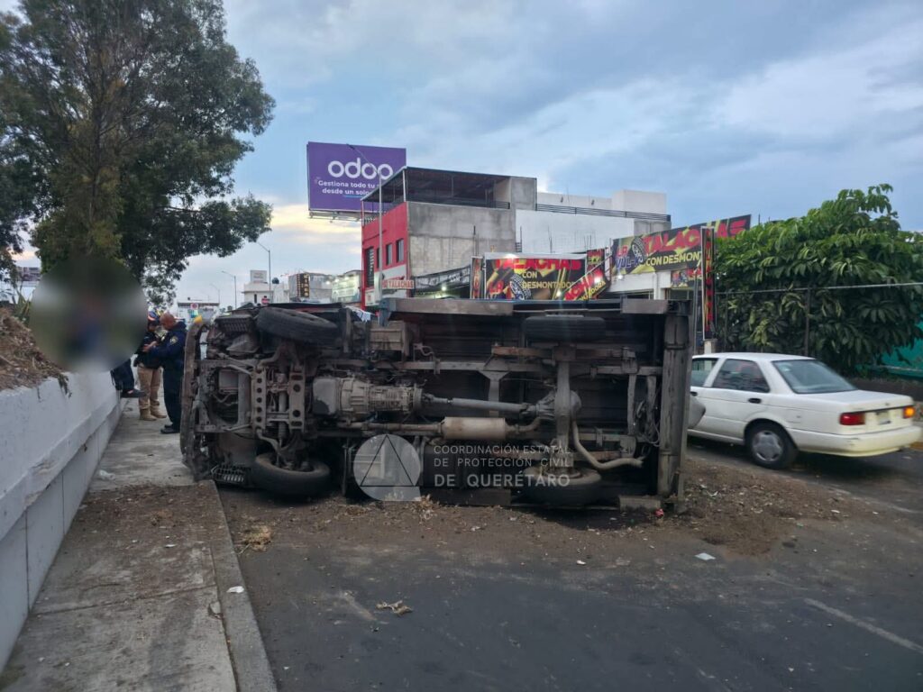 Vuelca camioneta de agua en la autopista México-Querétaro