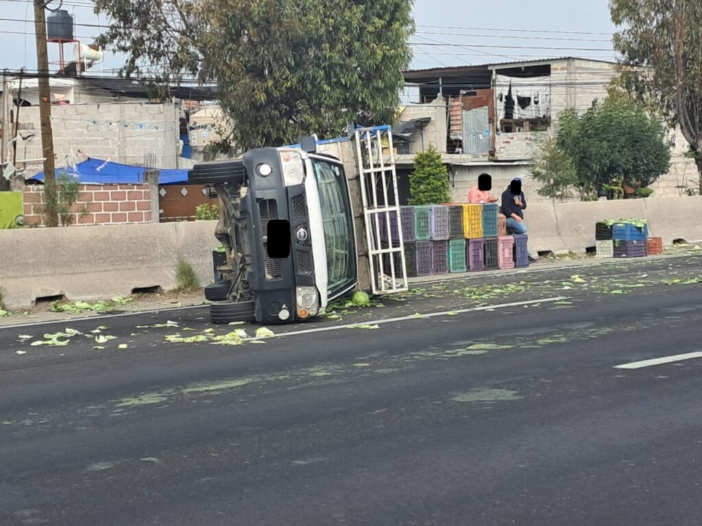 Vuelca camioneta de lechugas en la México-Querétaro