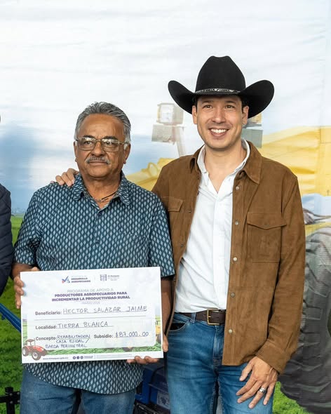 Rodrigo Monsalvo entrega apoyos al campo en El Marqués