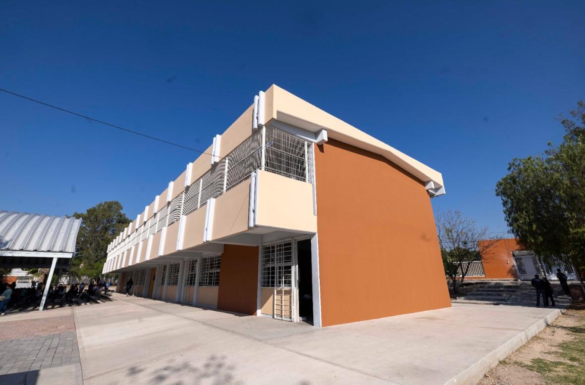 M. Kuri entrega aulas en Jurica Pueblo