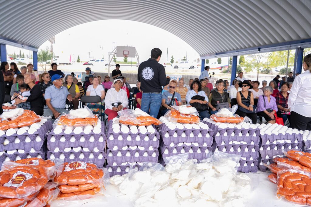 Entregan despensas a adultos mayores en El Marqués