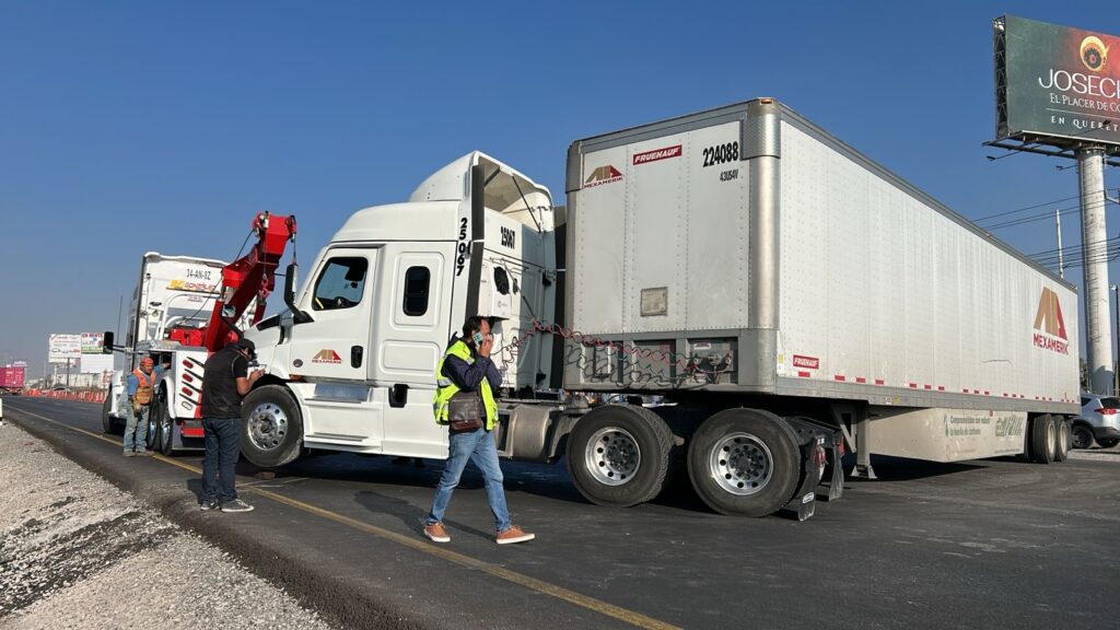 Tráiler bloquea autopista 57 en Bernardo Quintana