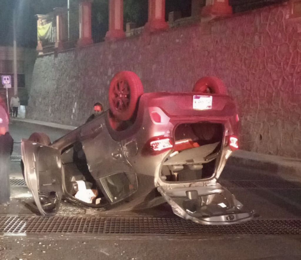 Vehículo vuelca en Avenida Cimatario frente a la CTM