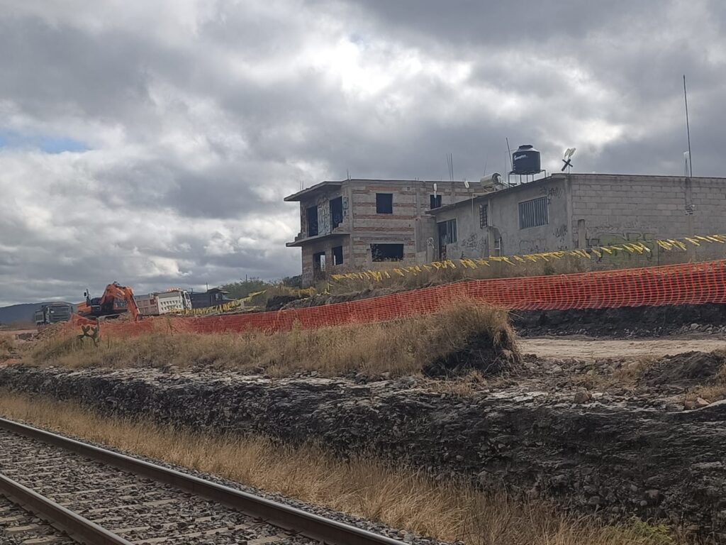 Reubicarán a 100 familias por obras del tren México–Querétaro
