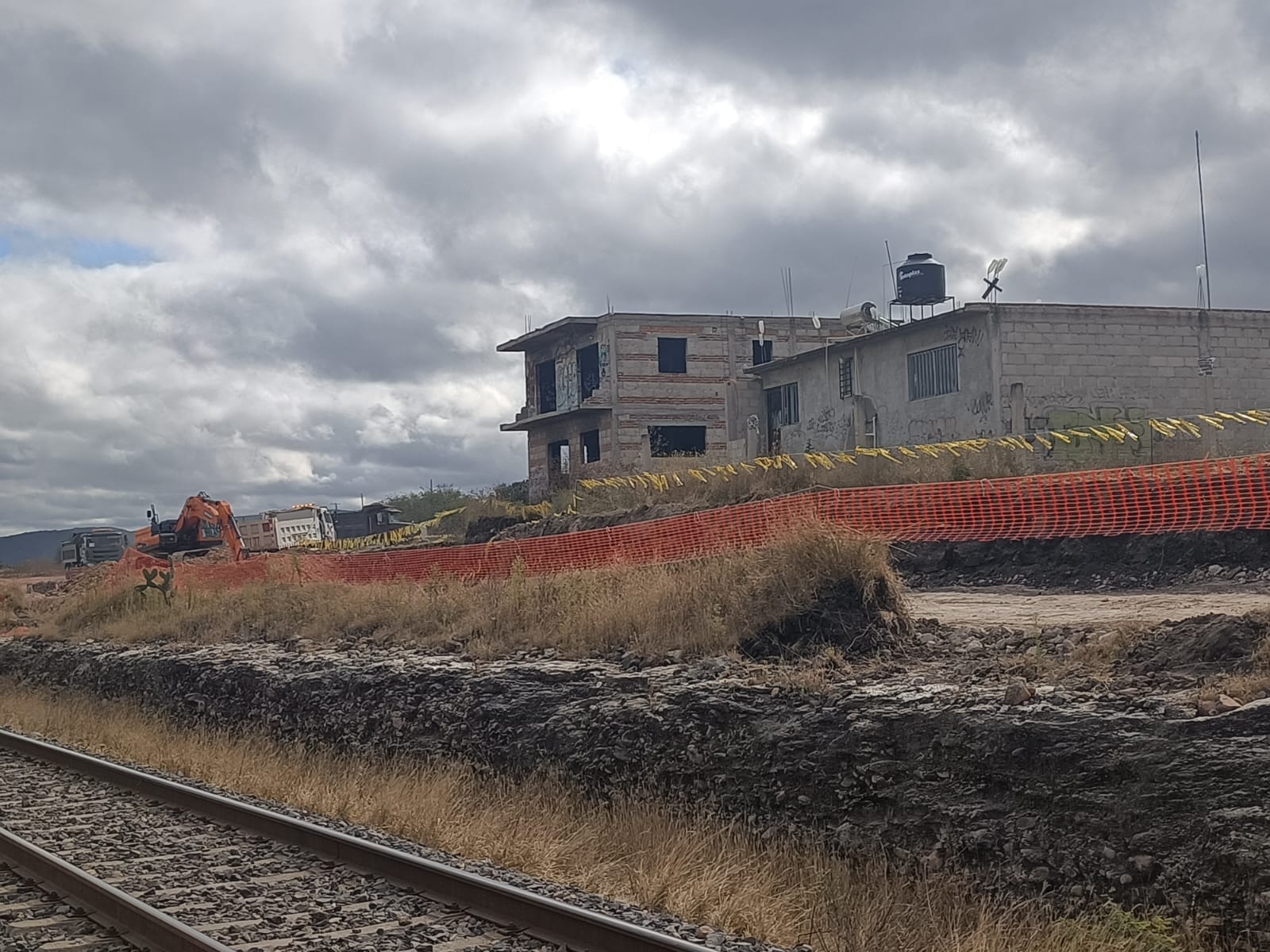 Reubicarán a 100 familias por obras del tren México–Querétaro