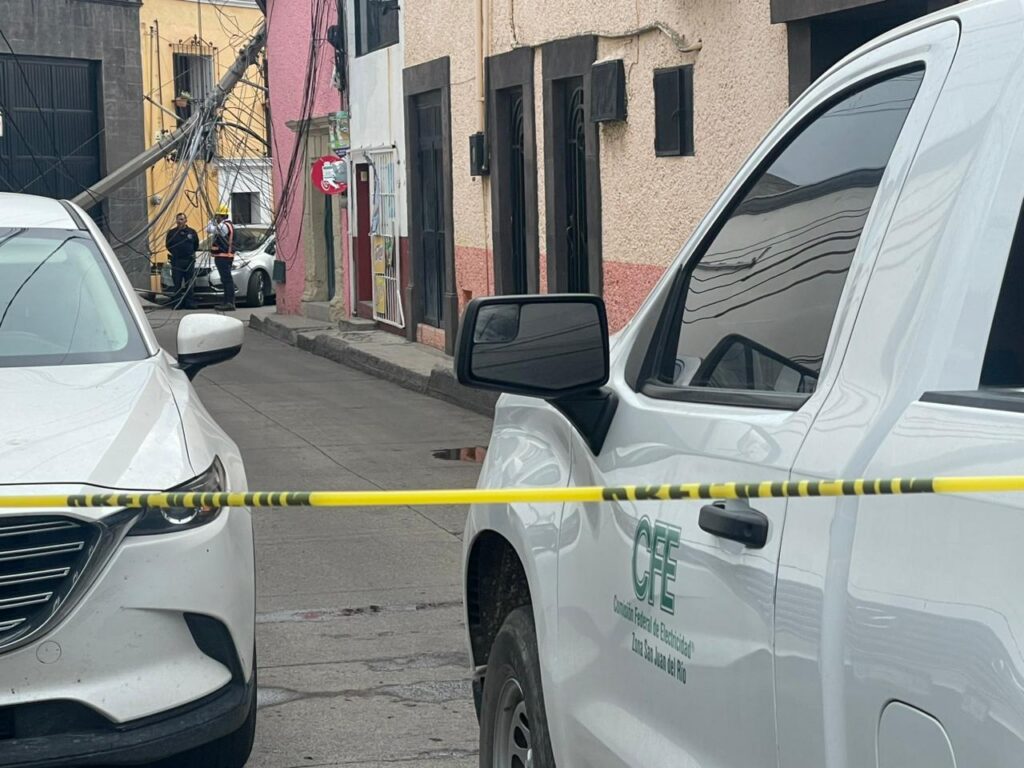 Caída de poste provocó daños y cierre vial en el Centro de San Juan del Río.