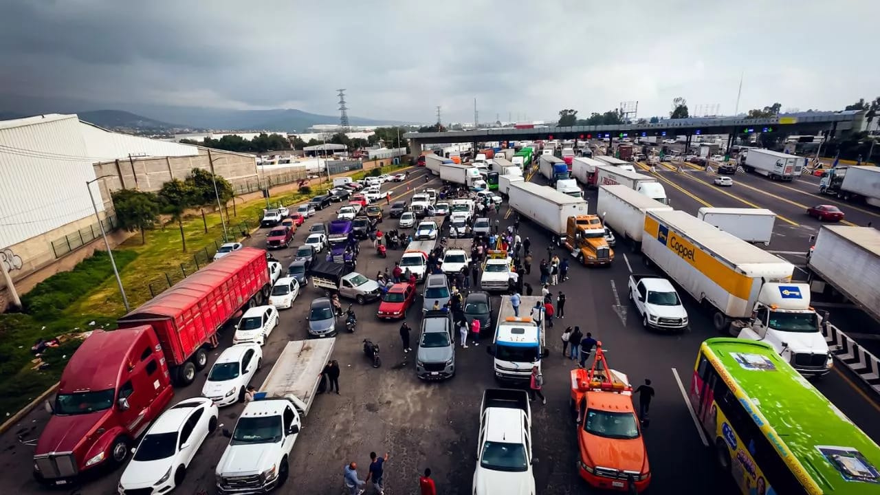 Anuncian transportistas y campesinos cierres carreteros para este 6 de abril