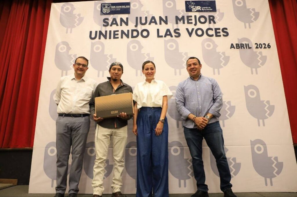 Entregan Memo Vega y Roberto Cabrera más de 100 equipos de cómputo