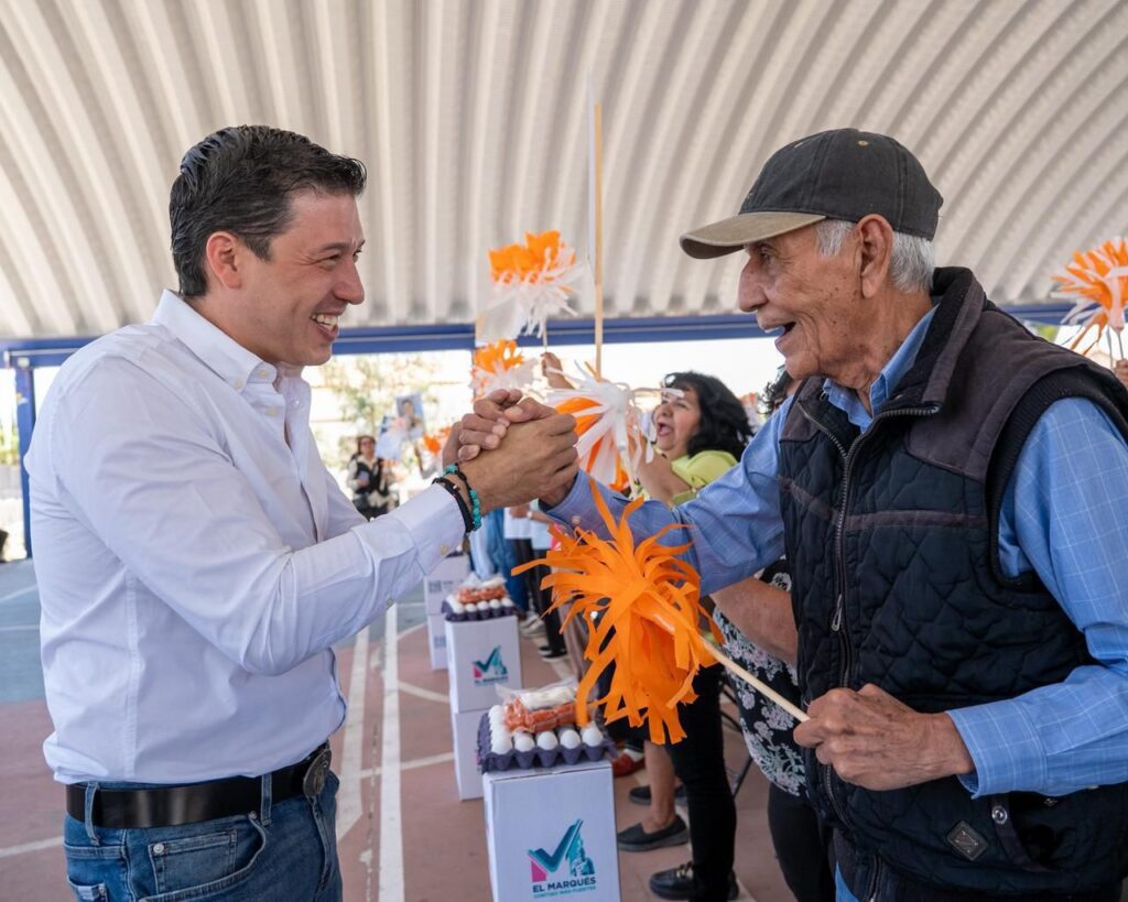 Rodrigo Monsalvo encabeza entrega de apoyos alimentarios en El Marqués