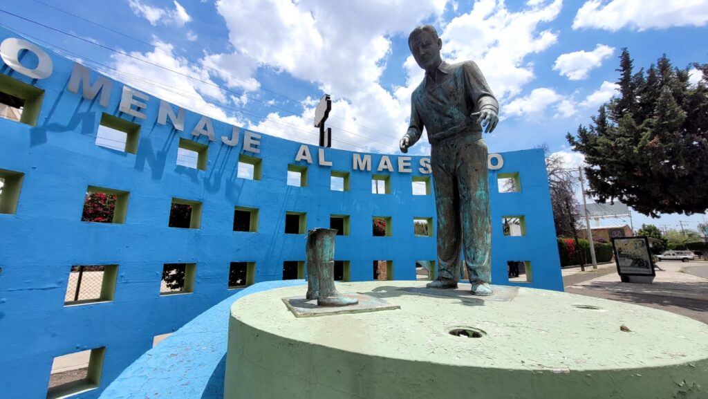Robaron estatua del monumento al maestro en San Juan del Río