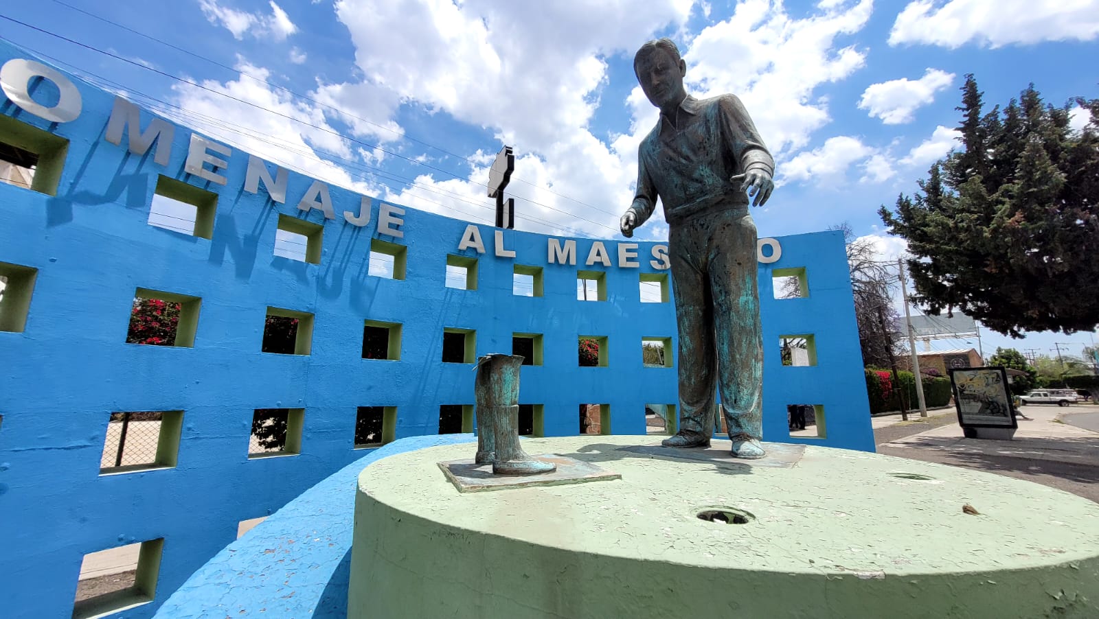 Robaron estatua del monumento al maestro en San Juan del Río