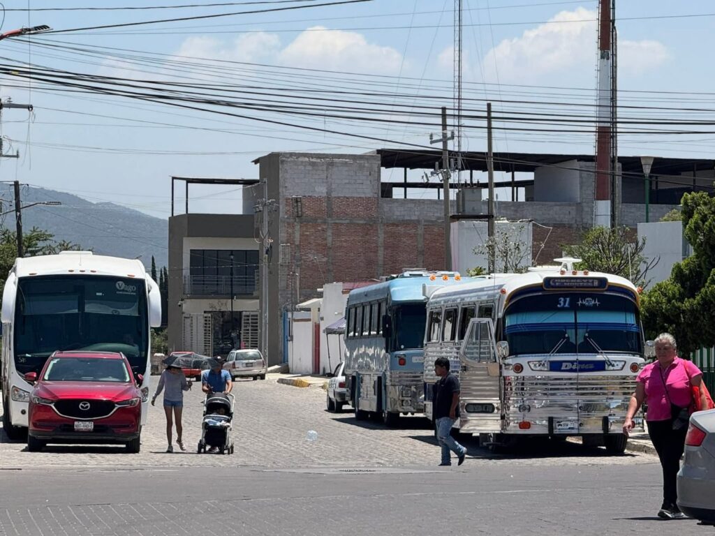 Flecha Amarilla pasea reliquias por centrales camioneras