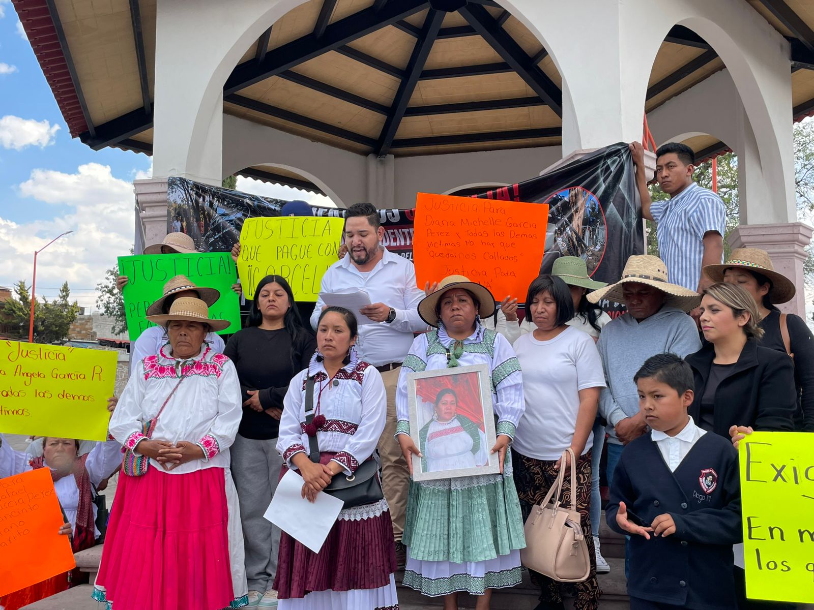 Señalan familias de víctimas deficiencias legales en caso de accidente en Amealco