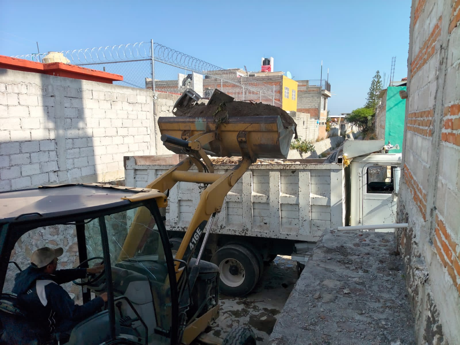 Arranca desazolve y deshierbe en drenes de San Juan del Río