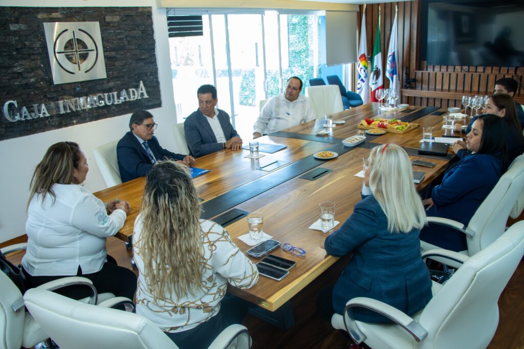 Firman convenio de colaboración UTSJR y Caja Inmaculada