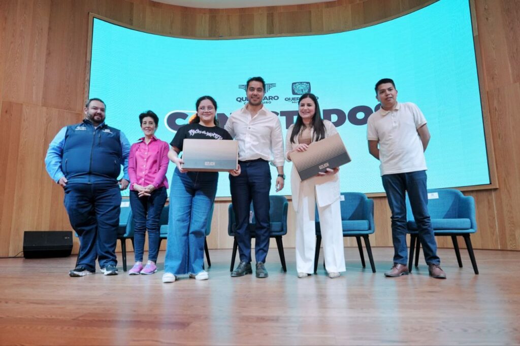 Felifer Macías entrega 5 mil laptops para estudiantes