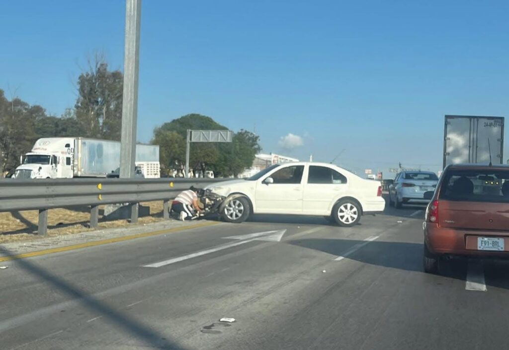 Accidente en la México-Querétaro: Auto impacta muro