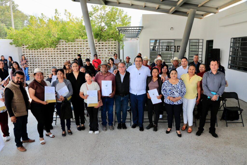 Gaspar Trueba entrega títulos agrarios en Colón, Querétaro