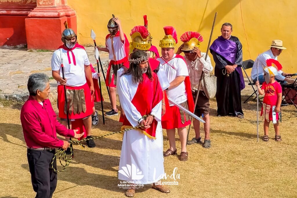 Viacrucis Viviente en Landa de Matamoros une a familias